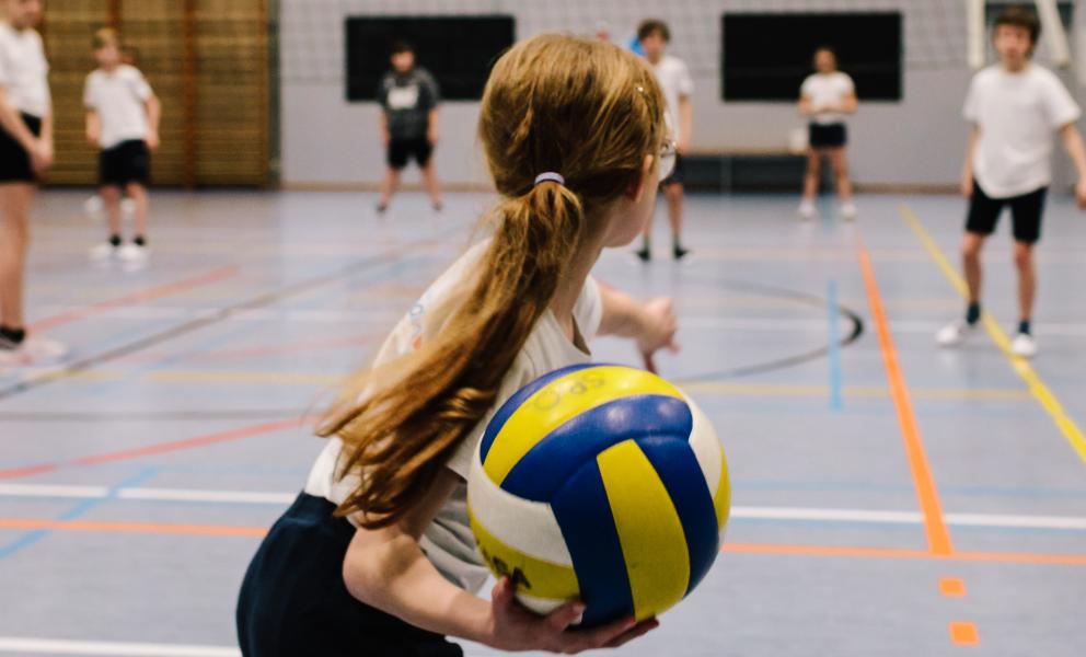 Kind doet opslag bij volleybal
