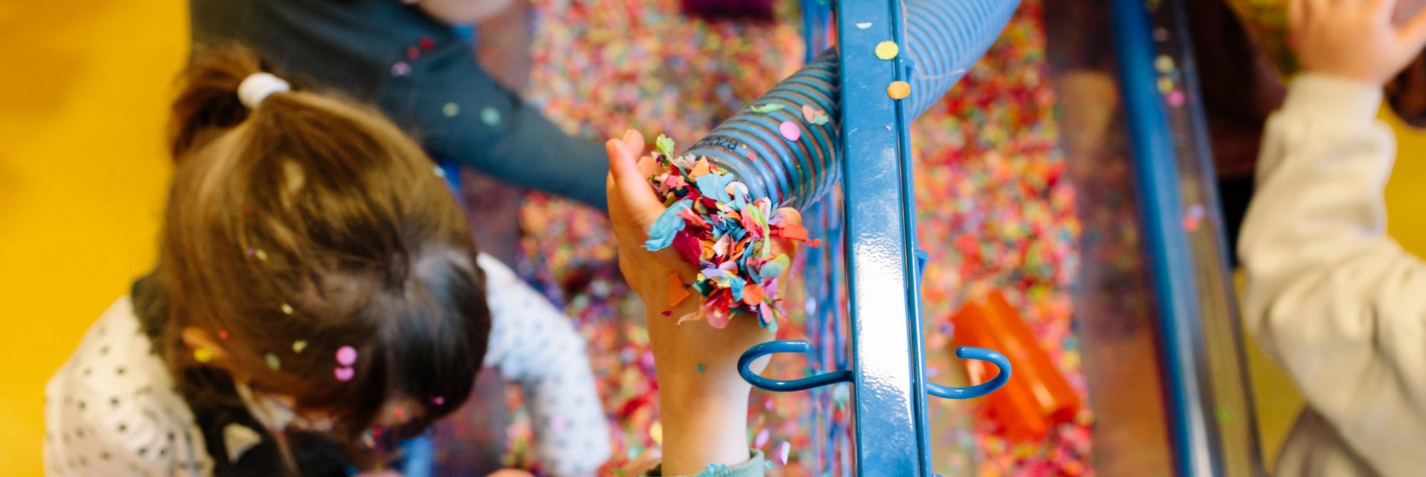 Kinderen spelen in de confettibak