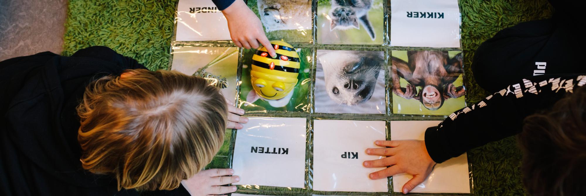 Kinderen werken samen aan opdracht met dierennamen - bovenaanzicht