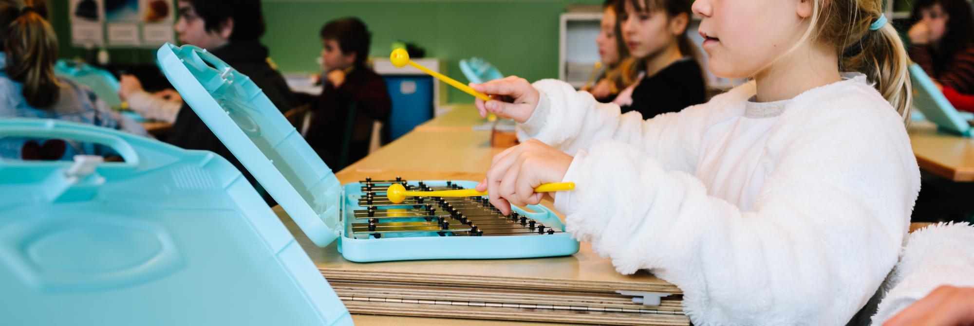 Kinderen oefenen op xylofoon